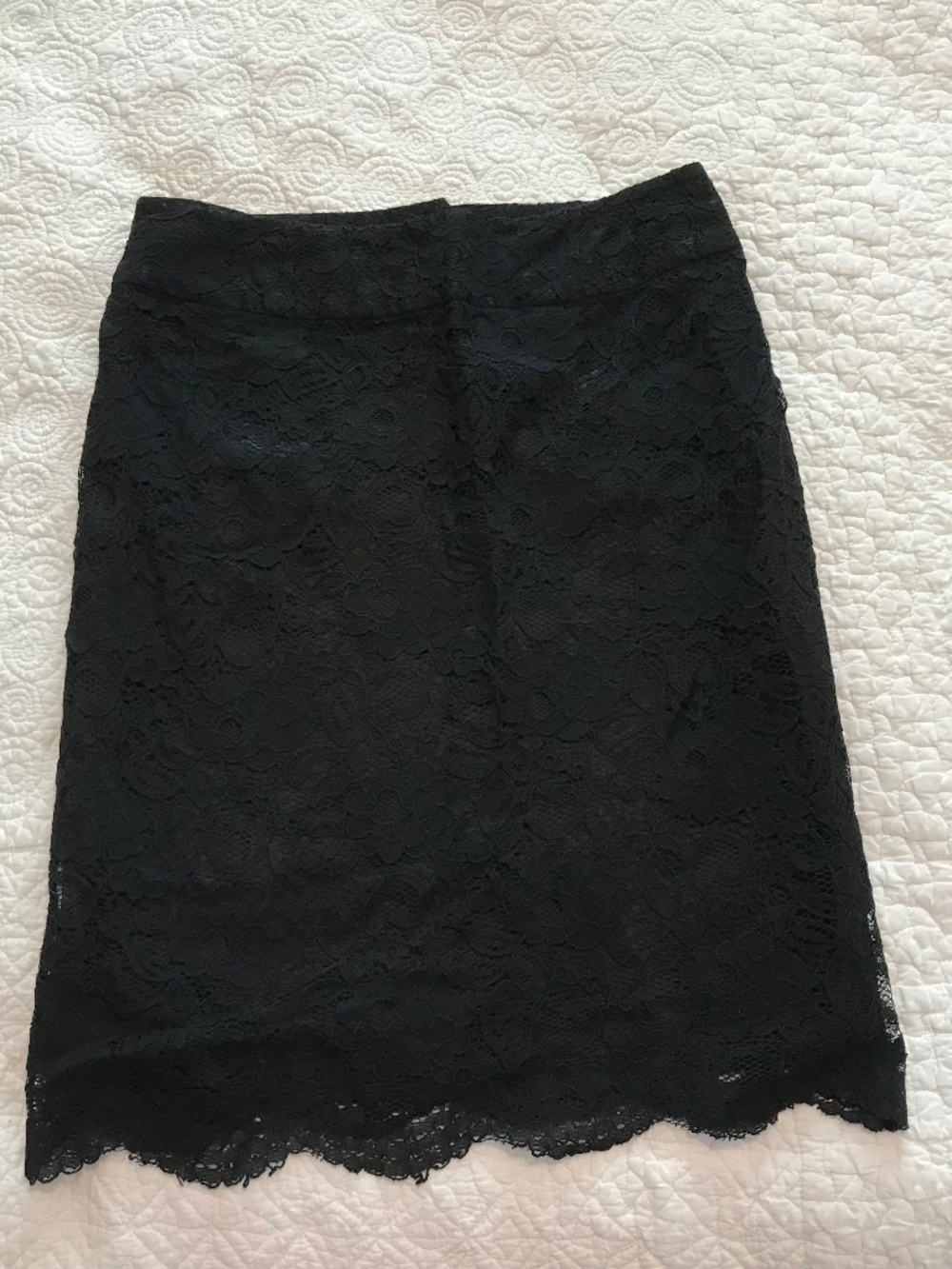 Banana Republic fully lined black lace midi skirt with scalloped hem (6P)